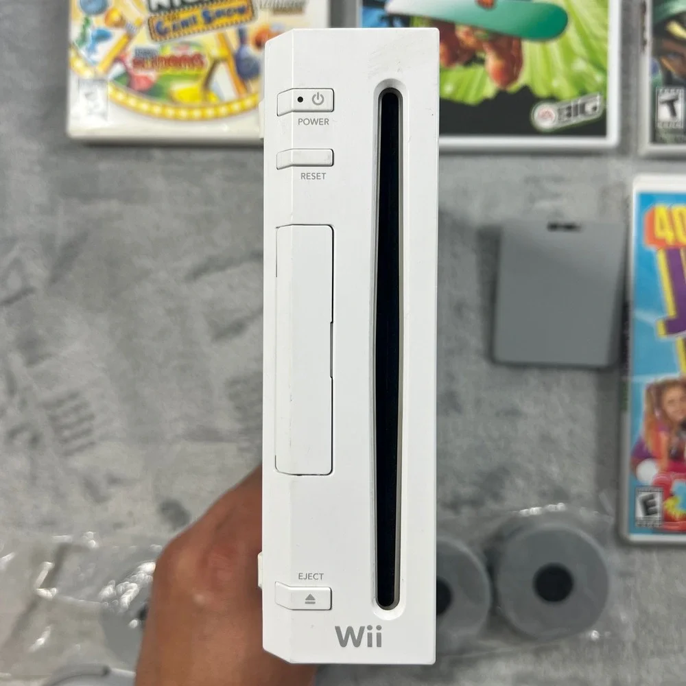 Nintendo Wii Bundle White Console 6‎ Games 2 Remotes Nunchucks Balance Board Fit